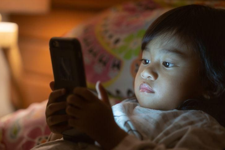 Gambar Bahaya dari Bermain Media Sosial Berlebihan Pada Anak 11 - SABDAMAYA.COM