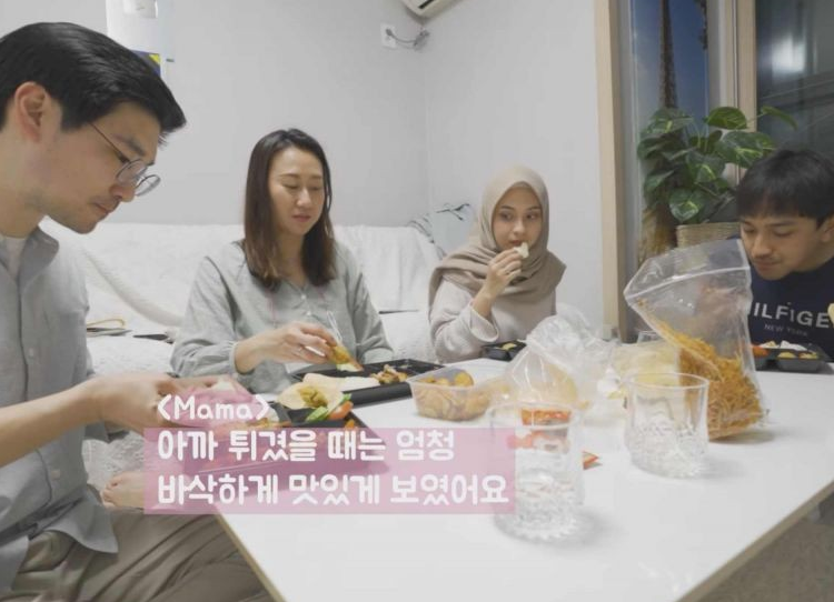 Gambar Seru! Inilah Enam Youtuber Korea Membahas Street Food 7 - SABDAMAYA.COM