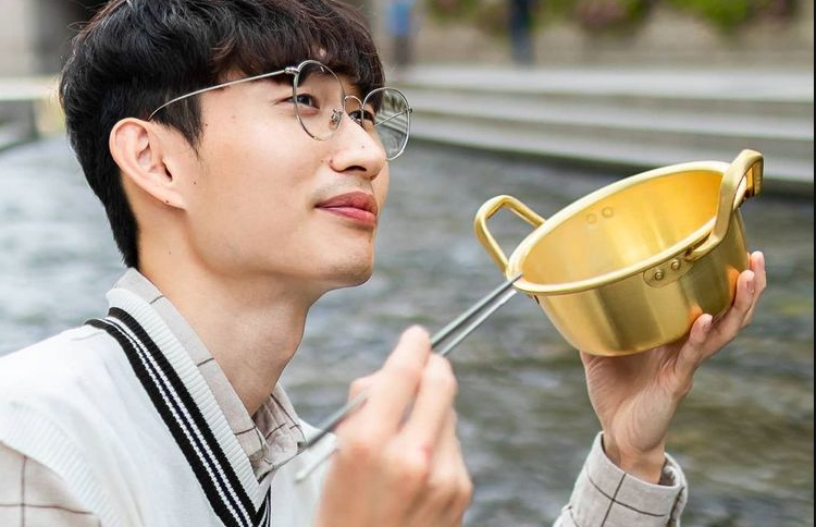 Gambar Seru! Inilah Enam Youtuber Korea Membahas Street Food 11 - SABDAMAYA.COM